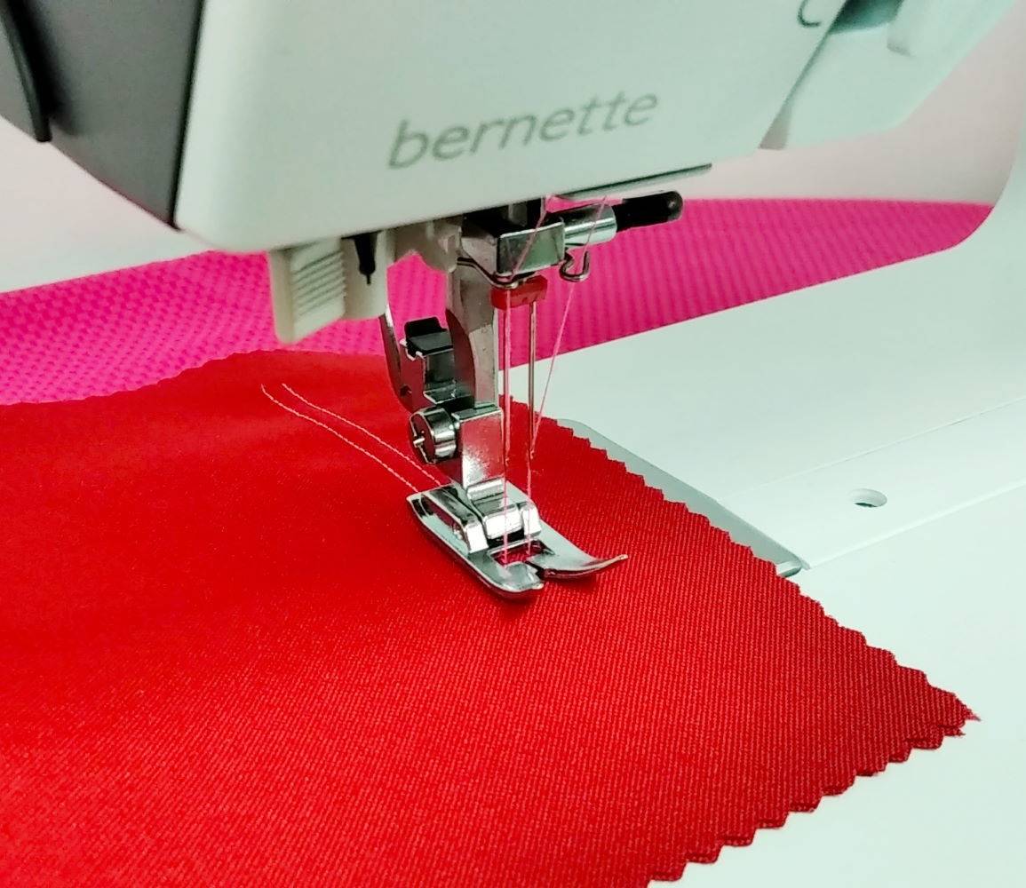 Как шить двойной иглой на швейной машине: шитье трикотажа на машинке, что делать, если одна нить проскакивает