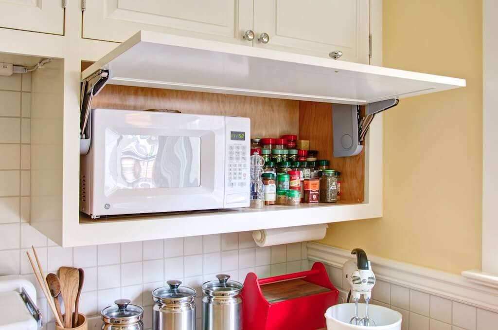 Куда поставить микроволновку на кухне: 8 удачных мест