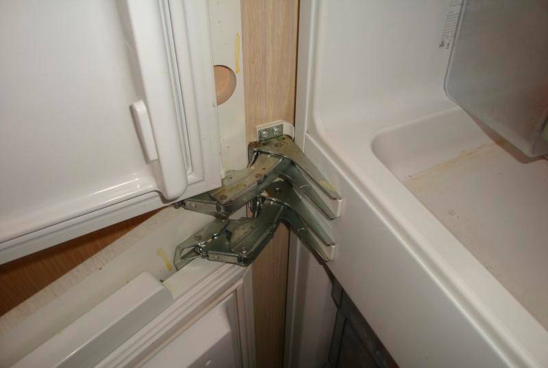 Если дверь в холодильник закрывается не плотно, как отремонтировать, что делать