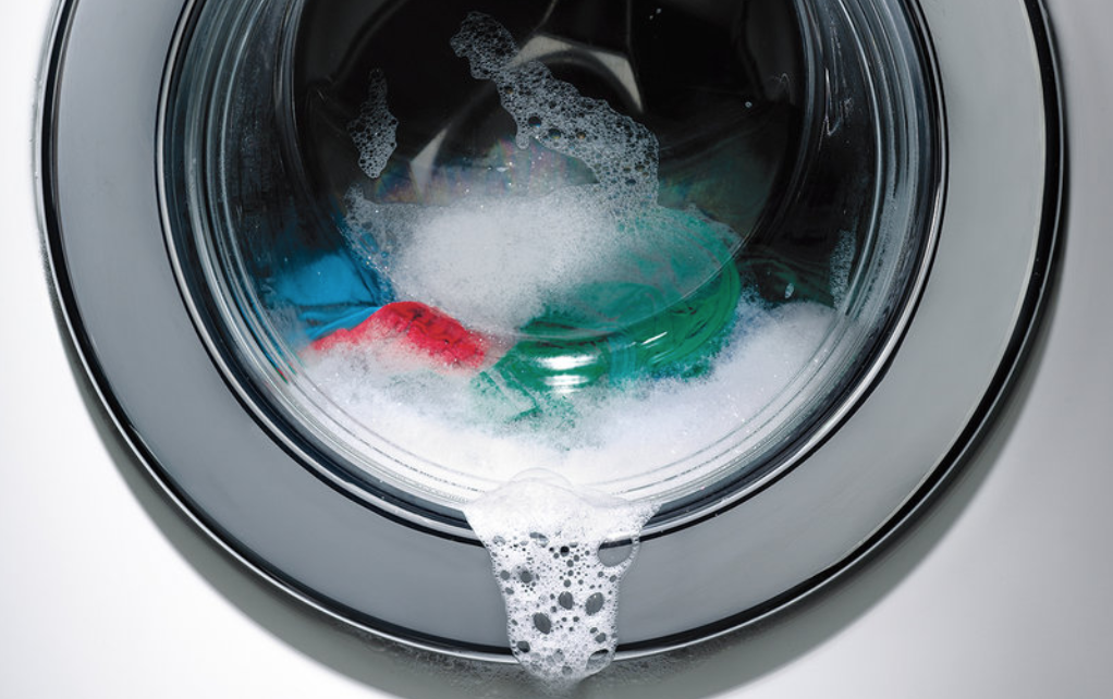 Почему в барабане стиральной машины появляется вода?
