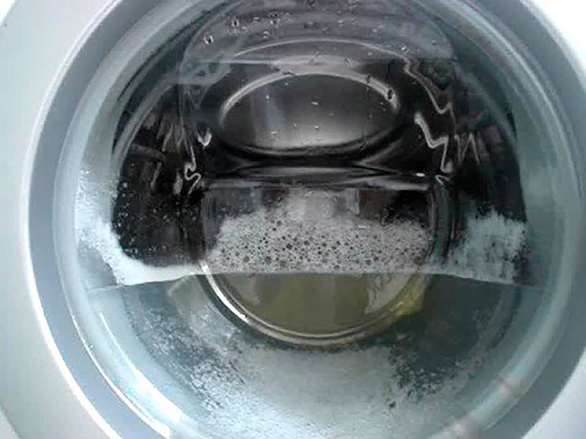 В стиральной машине остается вода. в стиральной машине появляется вода – основные причины.