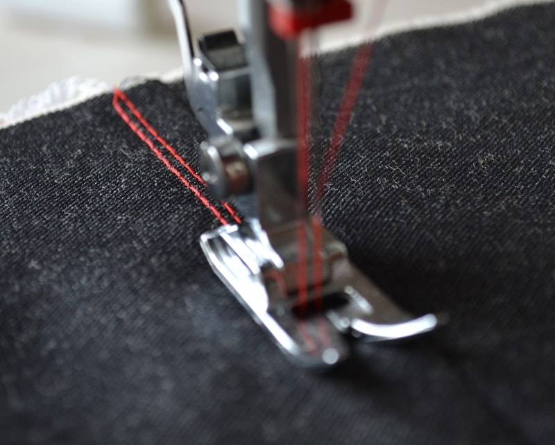 Как заправить нитку, двойную иглу, шпульку в швейную машинку?