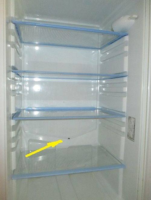 Как прочистить дренажное отверстие в холодильнике?