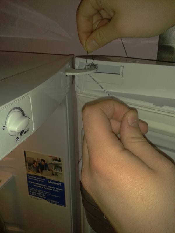 Дверца холодильника плохо открывается