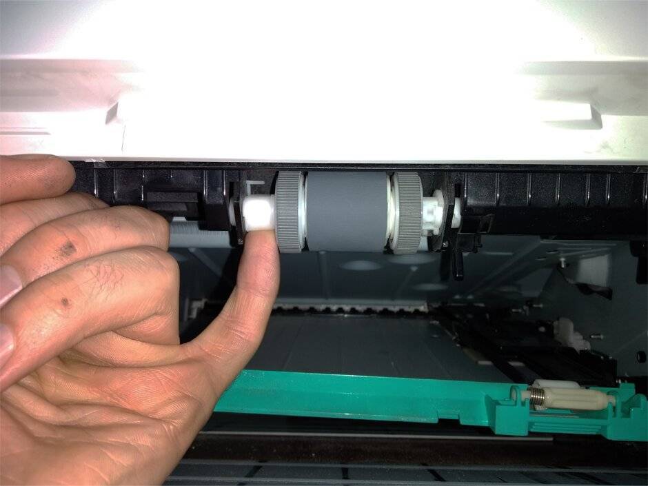 Принтер не втягивает бумагу – что делать, если не захватываются листы на печать (ложная ошибка «нет бумаги»). что делать, если принтер не захватывает бумагу
