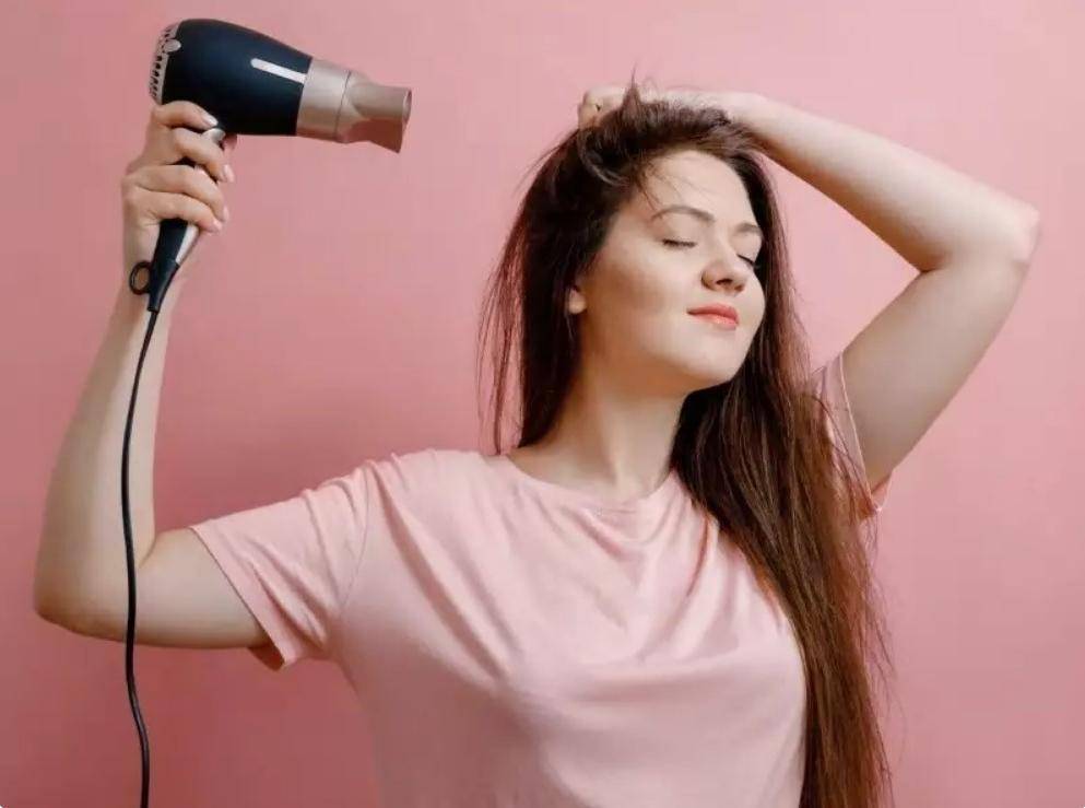 15 ошибок при использовании фена (как не надо сушить волосы)
