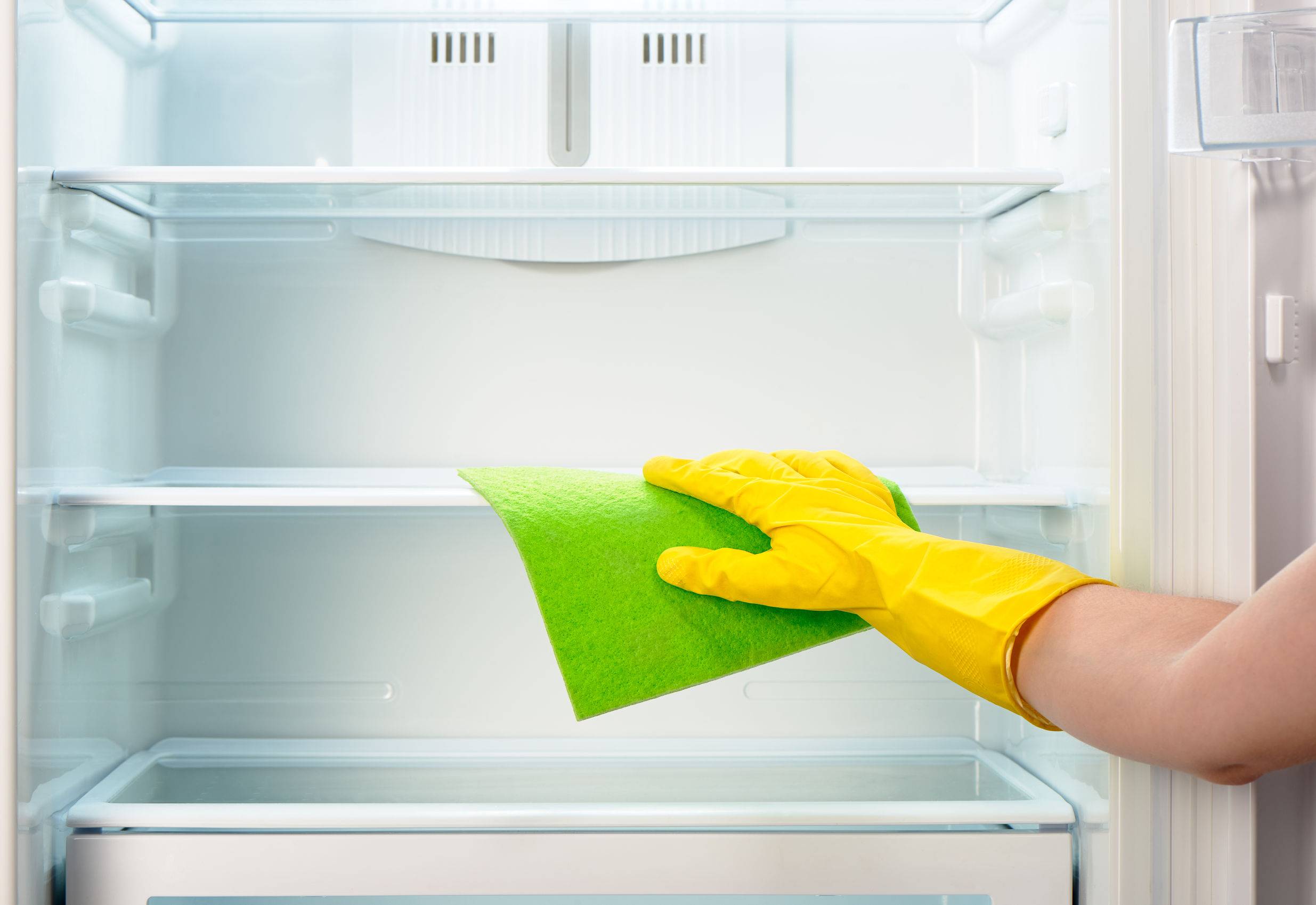 Чем мыть холодильник внутри и как правильно это сделать