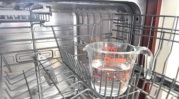 Проверенные способы, которые помогут убрать неприятный запах из посудомоечной машины