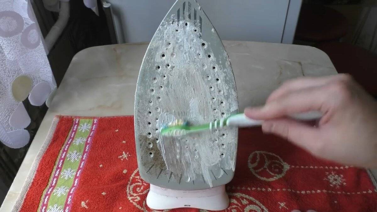 Как почистить утюг от налёта зубной пастой