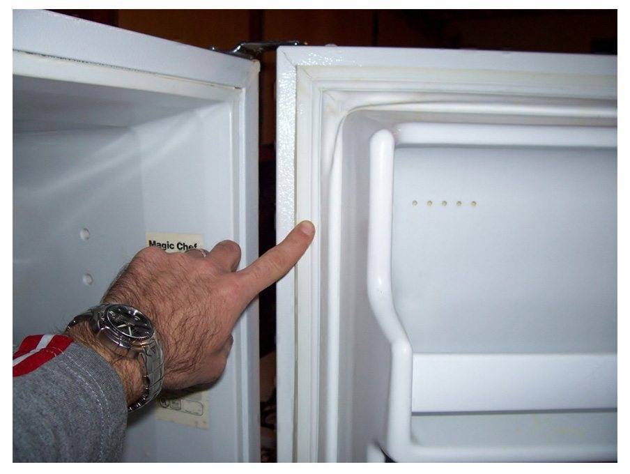 Не закрывается дверь холодильника - что делать: 5 причин и 3 способа ремонта